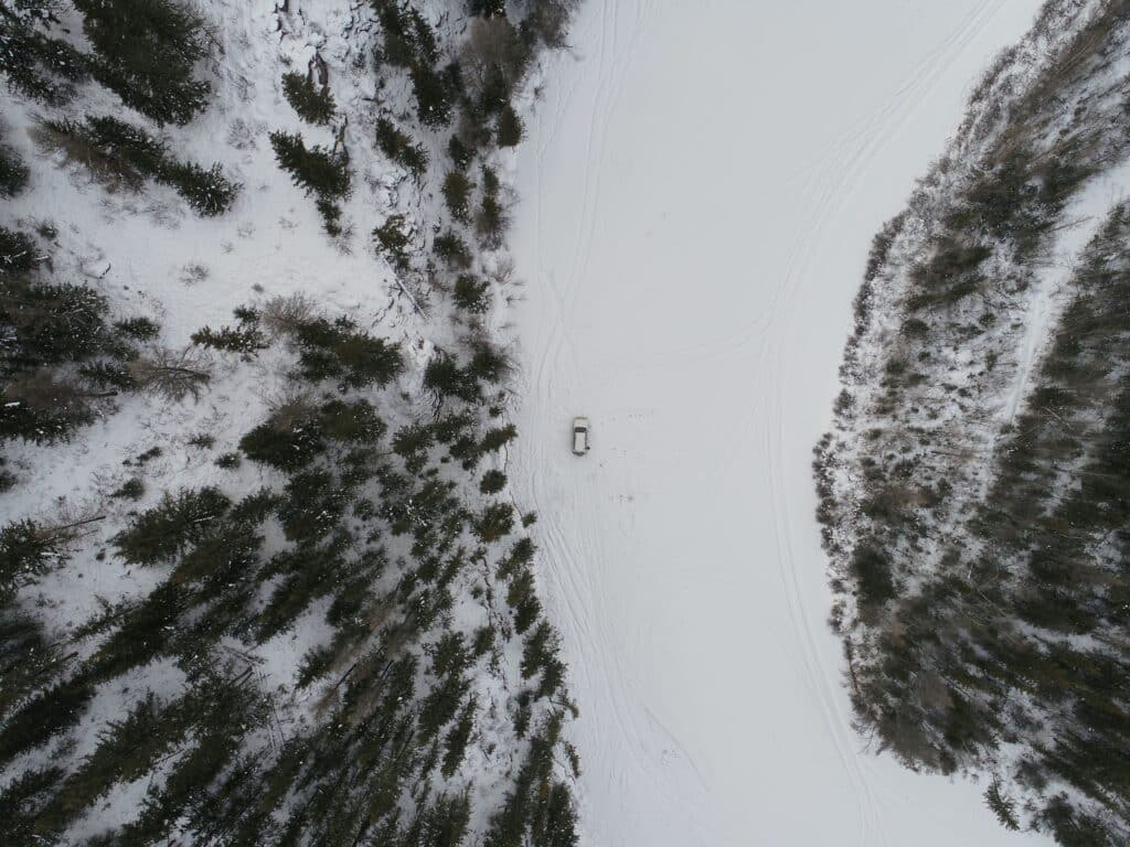 Bil på glat vej om vinteren